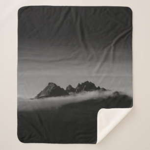 GRAYSCALE-FOTO DES BERGES, BEDECKT MIT SCHWEINEN SHERPADECKE