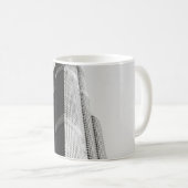 GRAYSCALE FOTO HOCHRANGIGES GEBÄUDE KAFFEETASSE (VorderseiteRechts)
