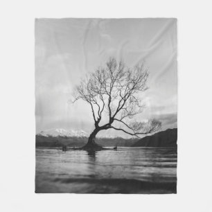 GRAYSCALE FOTO VON BARE BAUM AUF CALM BODY OF WASS FLEECEDECKE