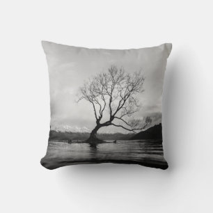 GRAYSCALE FOTO VON BARE BAUM AUF CALM BODY OF WASS KISSEN