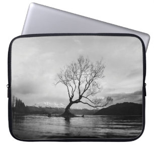 GRAYSCALE FOTO VON BARE BAUM AUF CALM BODY OF WASS LAPTOPSCHUTZHÜLLE