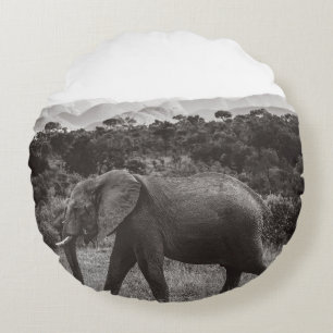 GRAYSCALE FOTO VON GRAUELEFANT IN DER NÄHE VON BÄU RUNDES KISSEN