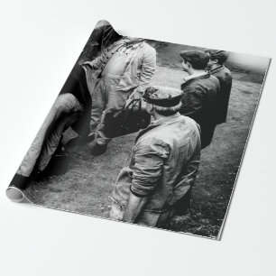 GRAYSCALE FOTO VON MÄNNERN STEHEND NEBEN 60163 TRA GESCHENKPAPIER