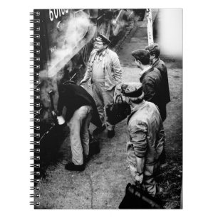 GRAYSCALE FOTO VON MÄNNERN STEHEND NEBEN 60163 TRA NOTIZBLOCK