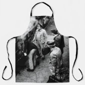 GRAYSCALE FOTO VON MÄNNERN STEHEND NEBEN 60163 TRA SCHÜRZE (Vorderseite)