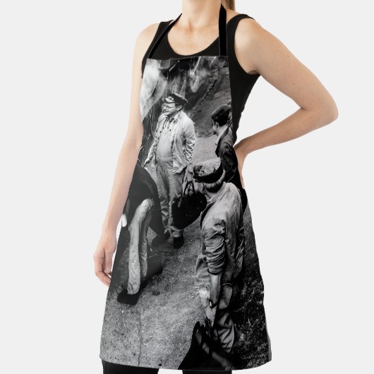 GRAYSCALE FOTO VON MÄNNERN STEHEND NEBEN 60163 TRA SCHÜRZE (InSitu)