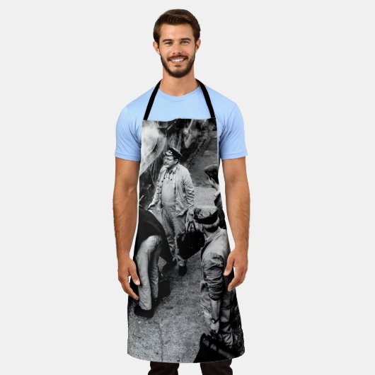 GRAYSCALE FOTO VON MÄNNERN STEHEND NEBEN 60163 TRA SCHÜRZE (Getragen)