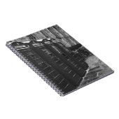 GRAYSCALE-FOTO VON VIER TELEFONBOOTEN NOTIZBLOCK (Rechte Seite)