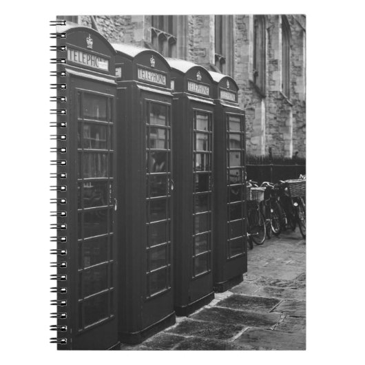 GRAYSCALE-FOTO VON VIER TELEFONBOOTEN NOTIZBLOCK (Vorderseite)