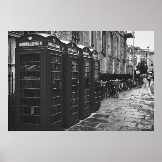 GRAYSCALE-FOTO VON VIER TELEFONBOOTEN POSTER (Vorne)