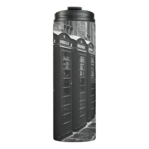 GRAYSCALE-FOTO VON VIER TELEFONBOOTEN THERMOSBECHER