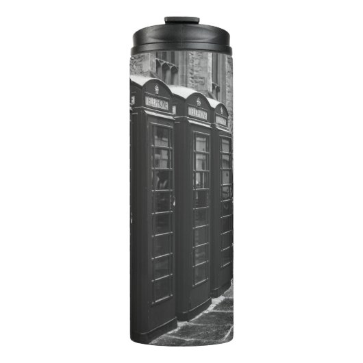 GRAYSCALE-FOTO VON VIER TELEFONBOOTEN THERMOSBECHER (Vorderseite)