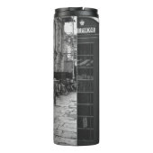 GRAYSCALE-FOTO VON VIER TELEFONBOOTEN THERMOSBECHER (Rückseite)