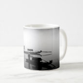 GRAYSCALE FOTO VON ZWEI ROW BOOTEN KAFFEETASSE (VorderseiteRechts)