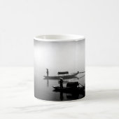 GRAYSCALE FOTO VON ZWEI ROW BOOTEN KAFFEETASSE (Mittel)