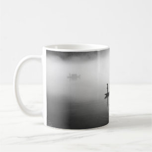 GRAYSCALE FOTO VON ZWEI ROW BOOTEN KAFFEETASSE