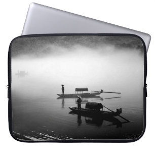 GRAYSCALE FOTO VON ZWEI ROW BOOTEN LAPTOPSCHUTZHÜLLE