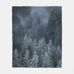 GRAYSCALE FOTOGRAFIE DER BERGE UND BÄUME FLEECEDECKE