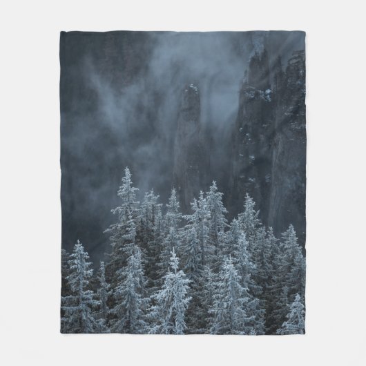 GRAYSCALE FOTOGRAFIE DER BERGE UND BÄUME FLEECEDECKE (Vorderseite)