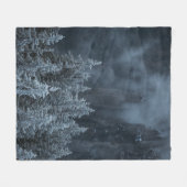 GRAYSCALE FOTOGRAFIE DER BERGE UND BÄUME FLEECEDECKE (Vorderseite (Horizontal))