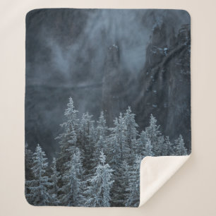 GRAYSCALE FOTOGRAFIE DER BERGE UND BÄUME SHERPADECKE