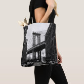 GRAYSCALE FOTOGRAFIE DER BROOKLYN-BRÜCKE TASCHE (Von Nahem)