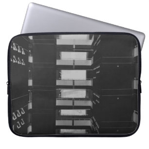 GRAYSCALE FOTOGRAFIE DER NETZWERKKABINETTE LAPTOPSCHUTZHÜLLE