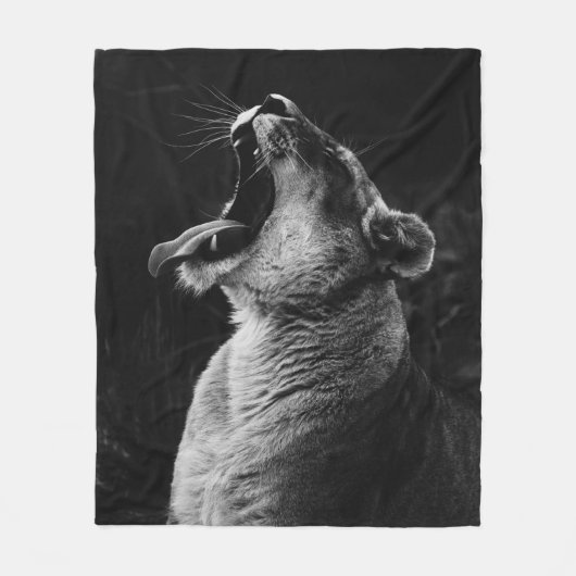 GRAYSCALE FOTOGRAFIE DER YAWNING LIONESS FLEECEDECKE (Vorderseite)