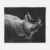 GRAYSCALE FOTOGRAFIE DER YAWNING LIONESS FLEECEDECKE (Vorderseite (Horizontal))