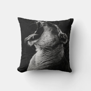 GRAYSCALE FOTOGRAFIE DER YAWNING LIONESS KISSEN