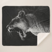 GRAYSCALE FOTOGRAFIE DER YAWNING LIONESS SHERPADECKE (Vorderseite (Horizontal))