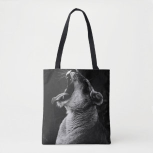 GRAYSCALE FOTOGRAFIE DER YAWNING LIONESS TASCHE