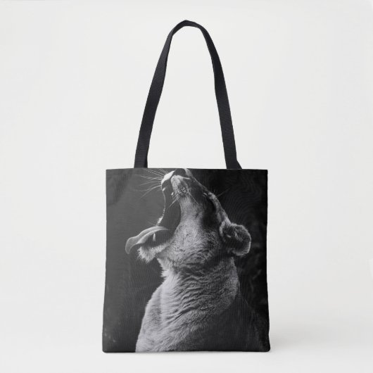 GRAYSCALE FOTOGRAFIE DER YAWNING LIONESS TASCHE (Vorderseite)