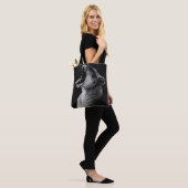 GRAYSCALE FOTOGRAFIE DER YAWNING LIONESS TASCHE (Am Model)