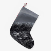 GRAYSCALE FOTOGRAFIE DES BERGES KLEINER WEIHNACHTSSTRUMPF (Vorderansicht (hängend))