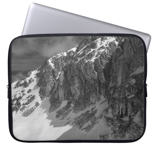 GRAYSCALE FOTOGRAFIE DES BERGES LAPTOPSCHUTZHÜLLE (Vorderseite)