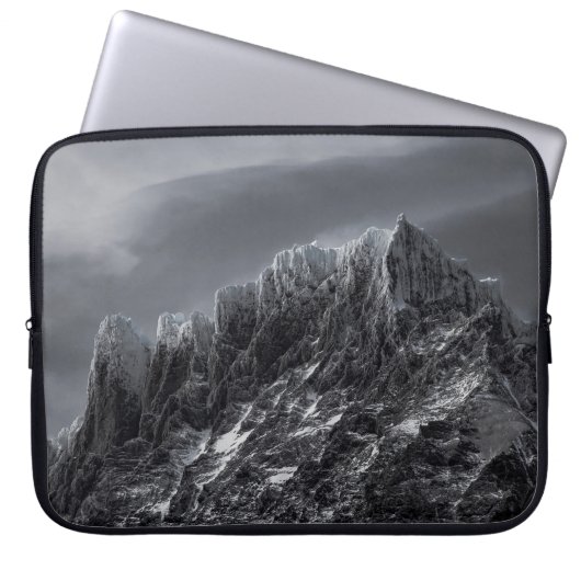 GRAYSCALE FOTOGRAFIE DES BERGES LAPTOPSCHUTZHÜLLE (Vorderseite)