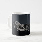 GRAYSCALE FOTOGRAFIE DES SCHNEEBERGS KAFFEETASSE (Vorderseite Links)