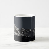 GRAYSCALE FOTOGRAFIE DES SCHNEEBERGS KAFFEETASSE (Mittel)