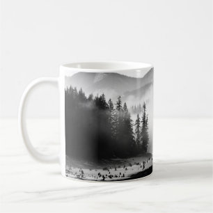 GRAYSCALE FOTOGRAFIE DES SEES IN DER NÄHE VON KIES KAFFEETASSE