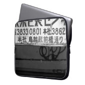 GRAYSCALE FOTOGRAFIE DES STORENSIGN LAPTOPSCHUTZHÜLLE (Vorderseite Links)