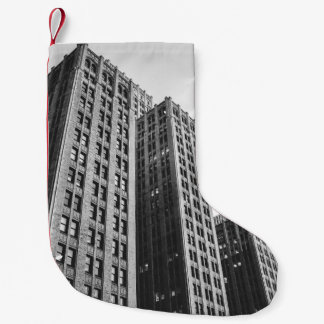 GRAYSCALE-FOTOGRAFIE MIT NIEDRIGEM WINKEL KLEINER WEIHNACHTSSTRUMPF