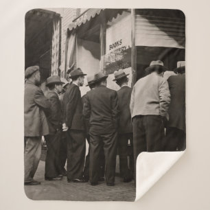 GRAYSCALE FOTOGRAFIE VON MÄNNERN STEHEND IN DER NÄ SHERPADECKE