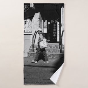 GRAYSCALE FOTOGRAFIE VON PERSON, DIE NEBEN BUI ZU  BADEHANDTUCH