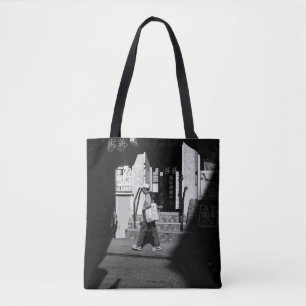 GRAYSCALE FOTOGRAFIE VON PERSON, DIE NEBEN BUI ZU  TASCHE