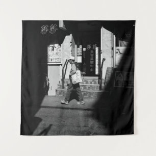 GRAYSCALE FOTOGRAFIE VON PERSON, DIE NEBEN BUI ZU  WANDTEPPICH