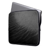 GRAYSCALE FOTOGRAFIE VON SAND LAPTOPSCHUTZHÜLLE (Vorderseite Links)