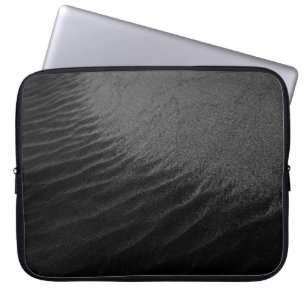 GRAYSCALE FOTOGRAFIE VON SAND LAPTOPSCHUTZHÜLLE