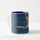 Great Blue Heron in Flight Two-Tone-Kaffee-Tasse Zweifarbige Tasse (Vorderseite Links)