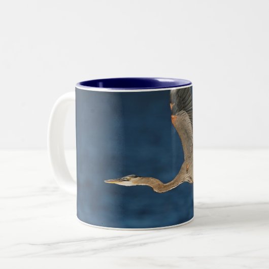 Great Blue Heron in Flight Two-Tone-Kaffee-Tasse Zweifarbige Tasse (Vorderseite Links)